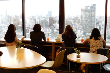 東京セントラルユースホステル18階のロビーとロビーから見た東京を一望できる景色