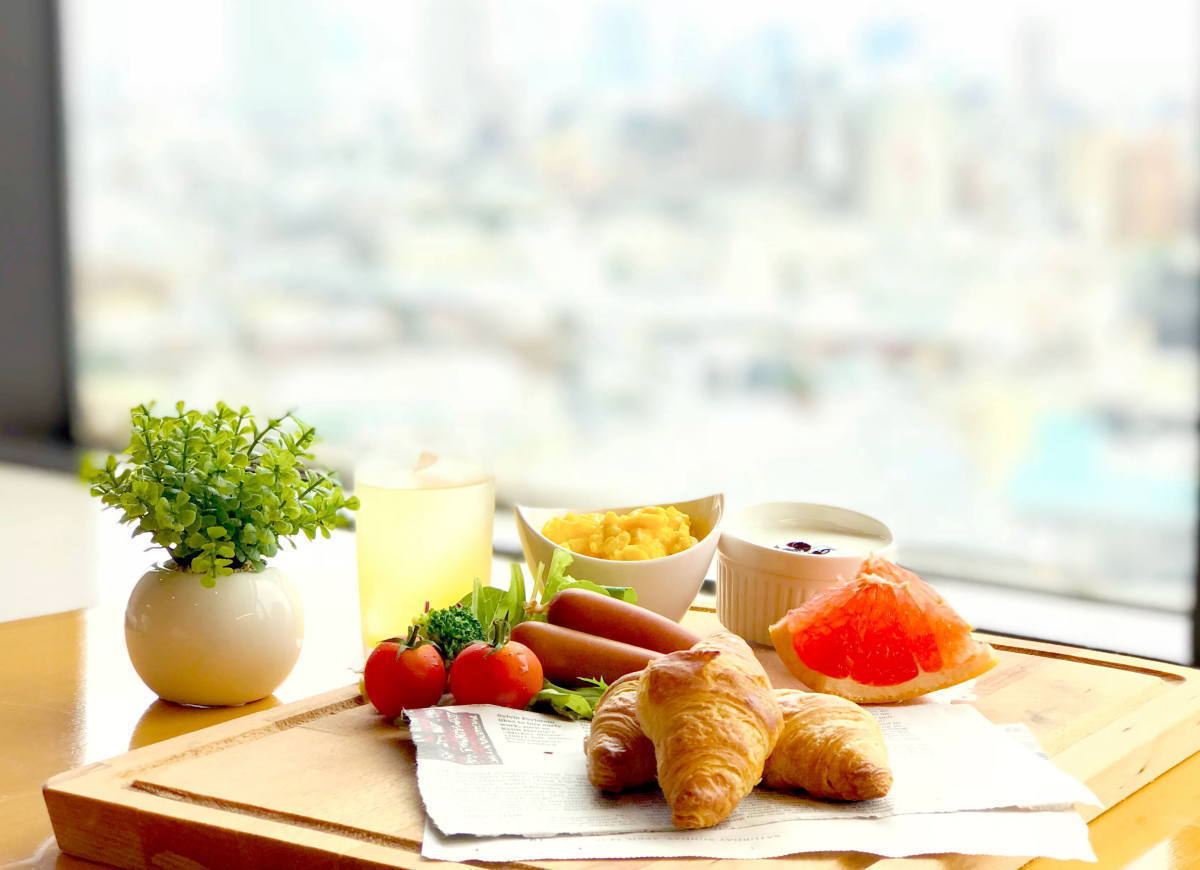 東京セントラルユースホステルの朝食の食パンやバターロー隣にはジャムにパン焼き器が並んでいる